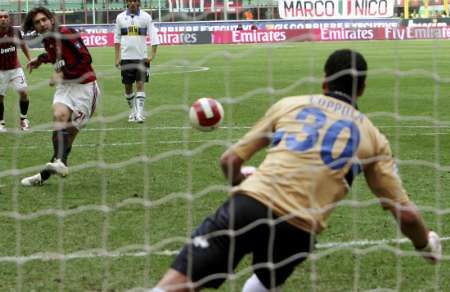 Andrea Pirlo neproměnil penaltu v závěru utkání s Atalantou Bergamo. Brankář Coppola mu ji lapil. | Foto: Reuters