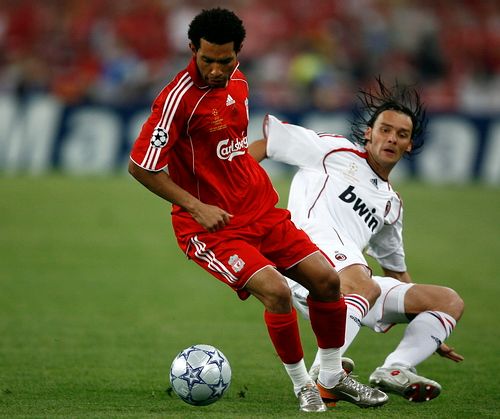 Marek Jankulovski z AC Milán (v bílém) se snaží připravit o míč liverpoolského Jermaine Pennanta. | Foto: Reuters