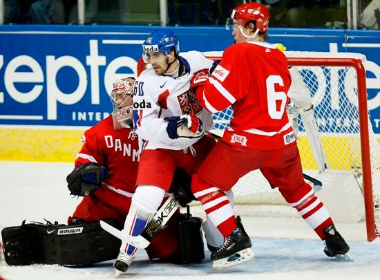 Dánský hokejista Stefan Lassen (vpravo) v souboji s Tomášem Rolinkem. | Foto: Reuters