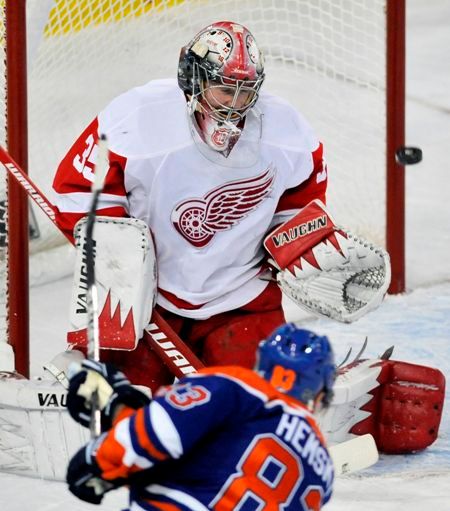 Aleš Hemský (Edmonton) překonáváa brankáře Jimmy Howarda (Detroit) v utkání NHL. | Foto: Reuters