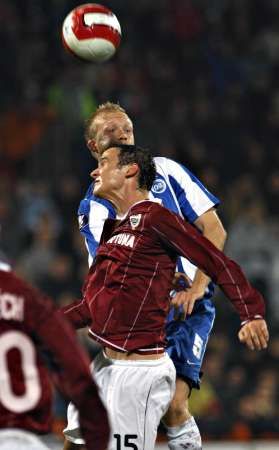 Vzdušný souboj v zápase Odense - Sparta | Foto: Reuters