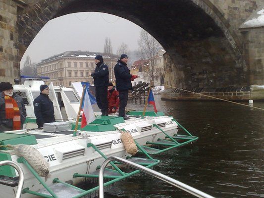 Na člunu jistili potápěče pomocí lan jeho kolegové. | Foto: Hana Pecinová