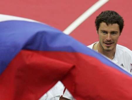 Ruský tenista Marat Safin se raduje z triumfu ve čtyřhře ve finále Davis Cupu, ve které s Dmitrijem Tursunovem porazili argentinský pár Nalbandian, Calleri. | Foto: Reuters