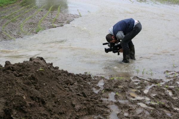 Cokoliv pro záběr. Média jsou na nohou skoro stejně dlouho jako hasiči. "Přes den točím, v noci píšu a sleduju průtoky," sveřuje se novinářka na volné noze a šéfredaktorka ženského serveru Monamie.cz Dana Lipovská. "Nestíhám rodinu ani domácnost," dodala. | Foto: Karel Toman