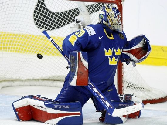 Švédský gólman Henrik Lundqvist pomohl vyřadit Čechy, v semifinále proti Kanadě už ale nestačil. | Foto: Reuters