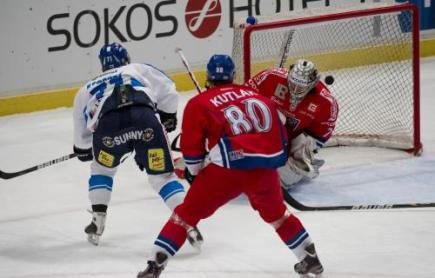 Jediným bekem, nominovaným na Channel One Cup, který není z extraligy či KHL, je Zdeněk Kutlák, jehož klubem je Ambri-Piotta (Švýcarsko). | Foto: Reuters