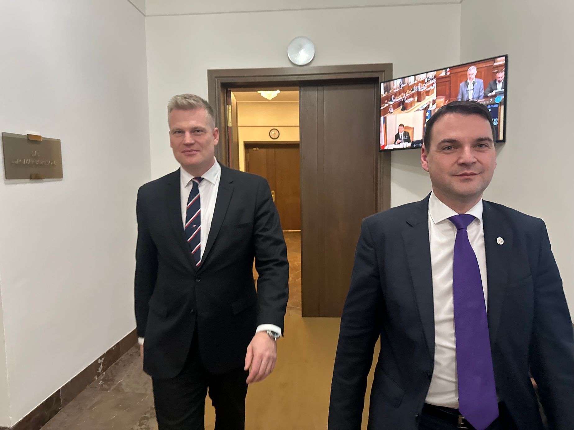 Nejdříve úprk Macinky i Turka. A po jednání s Babišem maraton otázek a odpovědí