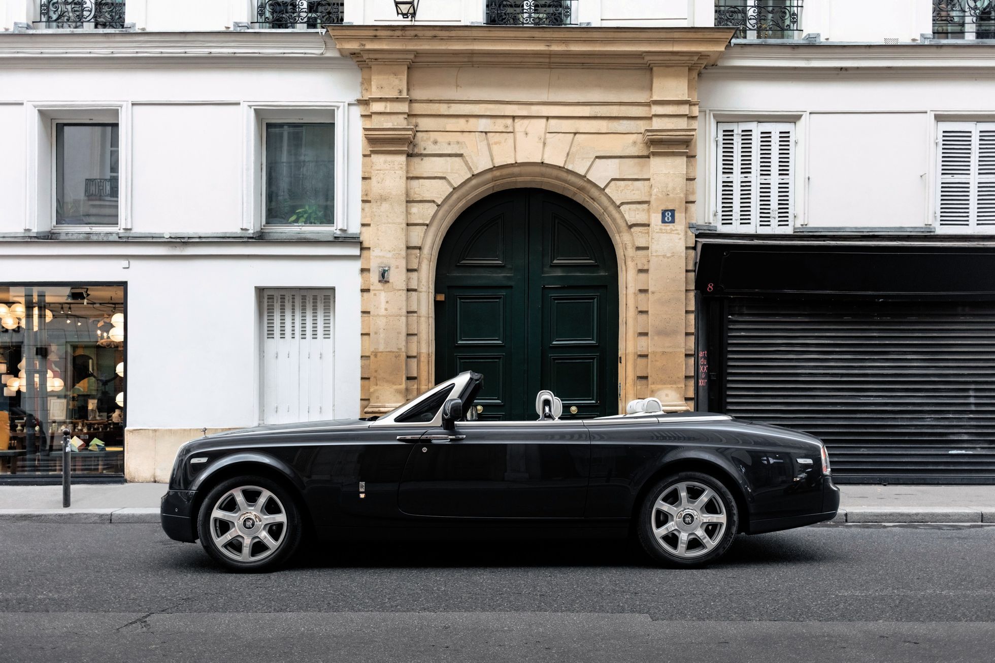 Les voitures Rolls-Royce du célèbre créateur de mode entrent dans la vente aux enchères.  Préparez un bon paquet