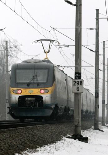 Jedna z pěti souprav Pendolino, které tento měsíc odstavily technické potíže, projíždí poblíž stanice Kostěnice na Pardubicku při nové zkušební jízdě bez cestujících. První dva rychlovlaky by měly být opět nasazeny do provozu 1. února. | Foto: ČTK