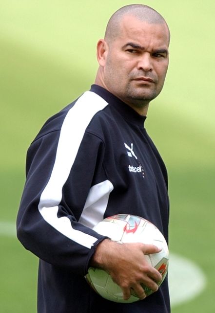 7. místo - José Luis Chilavert (146 bodů): Brankář - kanonýr. Paraguayský borec je snad nejzajímavější postavou nejlepší desítky. Populární "Chila" nejenže góly skvěle mařil, ale sám je také střílel. Penalty a přímé kopy, to byla parádní disciplína hřmotného Jihoameričana. Jeho trefy pravidelně obíhaly zpravodajské kanály. Na klubové úrovni jich nastřílel 54, dalších osm přidal v reprezentaci. Díky své bouřlivé povaze na sebe upozorňoval také disciplinárními prohřešky. | Foto: ČTK