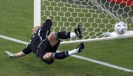 Francouzský brankář Fabien Barthez překonaný penaltou kopanou Davidem Villou ze Španělska. | Foto: Reuters