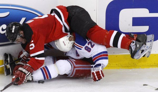 Nepříjemná kolize Martina Straky (NY Rangers) s Colinem Whitem (New Jersey) v posledním zápase základní části. | Foto: Reuters