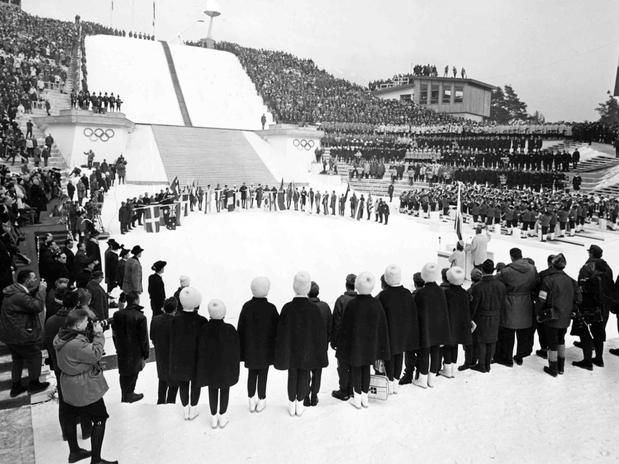 Bohužel to nebyla první tragédie v ledovém korytu na zimních hrách. V roce 1964 v Innsbrucku totiž zemřel britský sáňkař s polskými kořeny Kazimierz Kay-Skrzypeski,  který rovněž ještě před slavnostním zahájením her při premiéře sáňkařů na hrách vyletěl při tréninku z koryta přímo mezi stromy a na místě byl mrtev. | Foto: AP