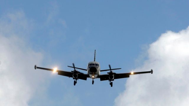 Letadlo Embraer EMB 110 Bandeirante přistává po pátrací misi na Fernando de Noronhoa. | Foto: Reuters