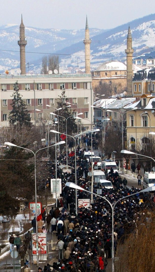 Priština, Kosovo, 24. ledna 2006. Lidé před parlamentem čekjí frontu, aby mohli uctít ostatky Ibrahima Rugovy | Foto: Reuters/H.Reka