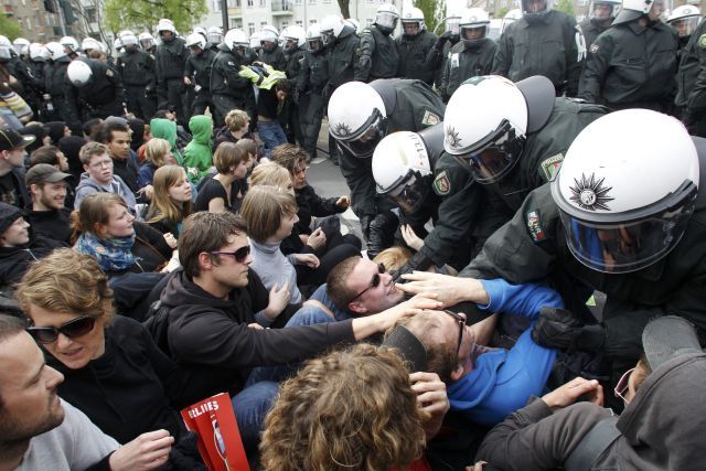 V Berlíně se jako již tradičně střetli mladí stoupenci levice s policií | Foto: Reuters