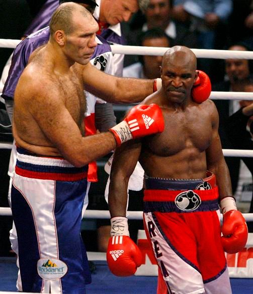 Nikolaj Valujev (vlevo) uklidňuje po zápase Evandra Holyfielda | Foto: Reuters