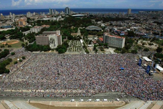 Na náměstí Revoluce v Havaně se přišlo podle odhadu podívat přes milion lidí. Koncert byl zdarma. | Foto: Reuters