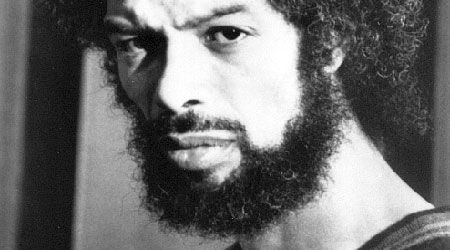 27. 5. - Gil Scott-Heron, básník -  V nemocnici v New Yorku zemřel ve věku 62 let americký hudebník a básník Gil Scott-Heron přezdívaný kmotr rapu, k němuž se hlásily všechny hvězdy tohoto žánru včetně Kanye Westa. Ten svou loňskou ceněnou desku My Beautiful Dark Twisted Fantasy uzavřel trackem s nasamplovaným hlasem nyní zemřelého zpěváka. 
"Odpočívej v pokoji, ovlivnil jsi celý hip hop," napsal v reakci na jeho úmrtí na svém twitterovém účtu rapper Eminem. Chuck D z Public Enemy na tomtéž médiu uvedl: "Děláme to, co děláme, a jsme tím, kým jsme, díky tobě. A ti, kdo to nevědí, ať smeknou klobouk a dají si ruku na srdce - pak to pochopí." Čtěte více o této osobnosti ve článku zde . | Foto: Aktuálně.cz