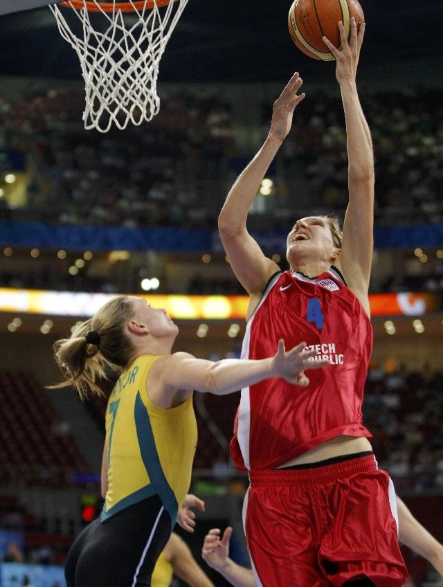 Jana Veselá střílí přes Australanku Penny Taylorovou v olympijském čtvrtfinále. | Foto: Reuters