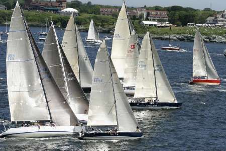 Jachty se řadí na startovní "čáru" těsně před začátkem závodu v americkém Newportu. Klání nazvaného Bermuda 2006 se účastní 265 lodí. | Foto: Reuters