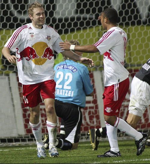 Karel Piták (vlevo) a Johan Vonlanthen ze Salcburku slaví Pitákovu brnaku v síti Sturmu Graz. | Foto: Reuters