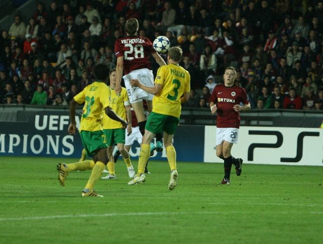 Štěpán Vachoušek bojuje o míč. | Foto: Jakub Šafránek