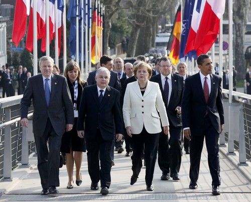 Představitelé NATO symbolicky přecházejí most spojující německý Kehl se Štrasburkem. | Foto: Reuters