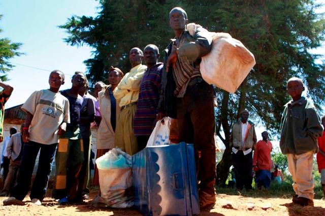 Příslušníci kmene Luo opustili své domovy | Foto: Reuters