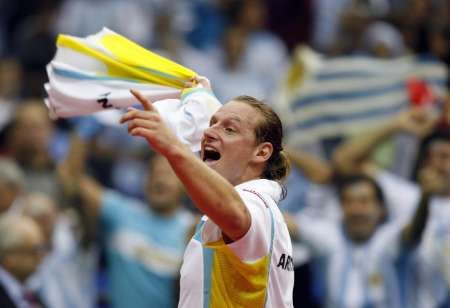 Argentinský tenista David Nalbandian se raduje po vítězství v zápase finále Davisova poháru nad Rusem Davyděnkem. Celkovými vítězi se však stali Rusové. | Foto: Reuters