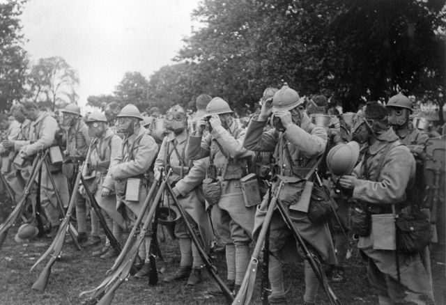 Prohlídka plynových masek čs. dobrovolníků v Cognacu před odchodem na frontu v roce 1917. | Foto: ČTK