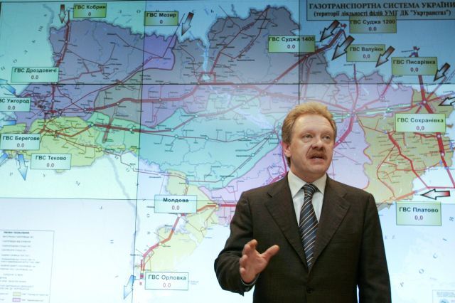 Šéf ukrajinské energetické společnostni Naftogaz Oleh Dubyna. Za ním je mapa plynovodů vedoucích přes Ukrajinu. | Foto: Reuters