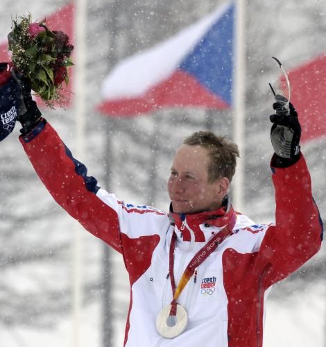 Lukáš Bauer na stupních vítězů po běhu na 15 km klasicky. | Foto: ČTK