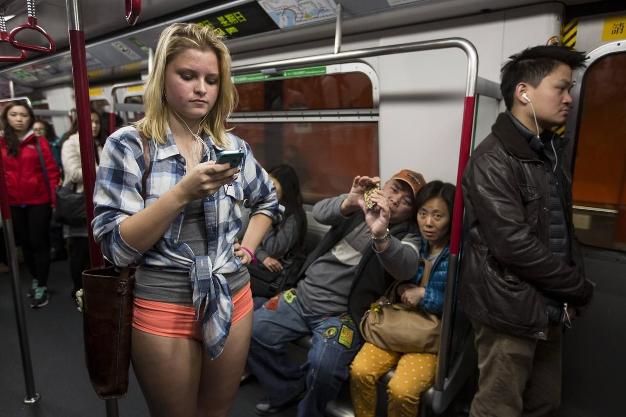 Чел в метро. No Pants Subway Ride 2014. No Pants Subway Ride Москва. Девушки в метро. Люди едут в метро.