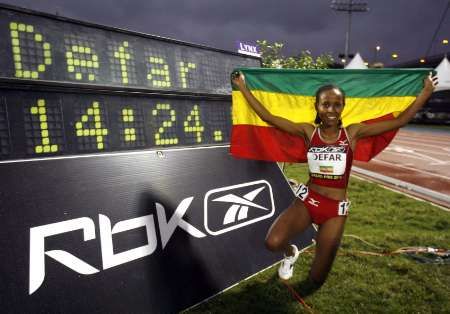 Etiopská vytrvalkyně Meseret Defarová pózuje vedle tabule s vlastním světovým rekordem na 5000 metrů žen na Velké ceně New Yorku. | Foto: Reuters