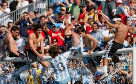 Bláznivá radost Argentinců - Česko vs. Argentina, po vítězném finále MS dvacítek. | Foto: Reuters