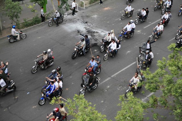 "Rozháněči" protestů na motocyklech. | Foto: Reuters