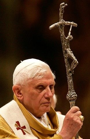 Velikonoční vigilie už nepatří k Bílé sobotě, ale k neděli Zmrtvýchvstání Páně. Proto se slaví po setmění. Benedikt XVI., který se právě dnes dožívá 79 let, měl na odpočinek před dalšími bohoslužbami jen pár hodin. | Foto: Reuters