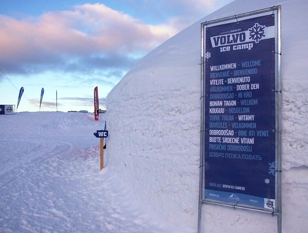 Volvo Ice camp vítá své návštěnvníky ve všech jazycích | Foto: Aktuálně.cz