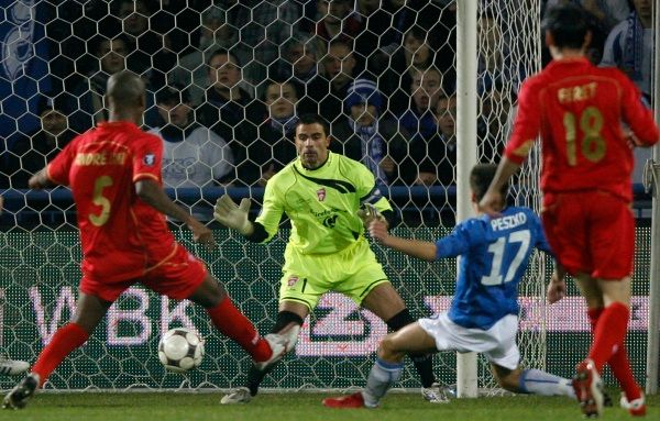 Fotbalista Lechu Poznaň Slawomir Peszko (v modrém) skóruje podél brankáře Gennara Bracigliana do sítě AS Nancy. | Foto: Reuters