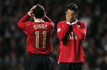 Ryan Giggs a Cristiano Ronaldo: budou se radovat? | Foto: Reuters