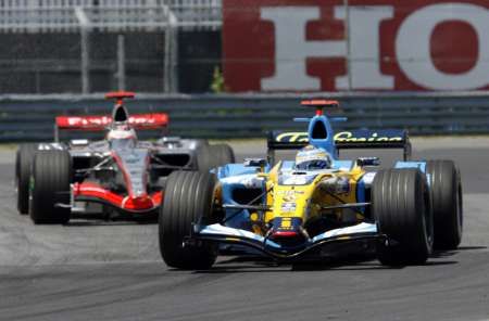 Fernando Alonso s Renaultem jede před jezdcem McLarenu Kimi Räikkönnenem. | Foto: Reuters