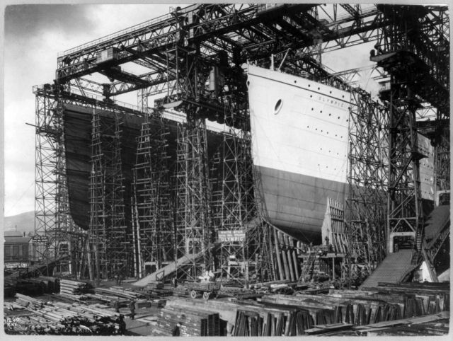 Setrvačností hnaný Titanic se i přes maximální vychýlení kormidla "otřel" pravobokem o kru. Náraz byl sice sotva znatelný, ale pod čarou ponoru povolily nýtované spoje a dovnitř se začala valit voda. K vytvoření 91 metrů dlouhé trhliny možná přispěl požár, jenž vypukl v jednom z podpalubních skladišť uhlí nedlouho před vyplutím. Několikadenní působení vysokých teplot mohlo oslabit pevnost trupu v místě nárazu. | Foto: ČTK