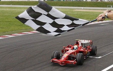 Felipe Massa projíždí cílem a připisuje si deset bodů za vítězství. | Foto: Reuters