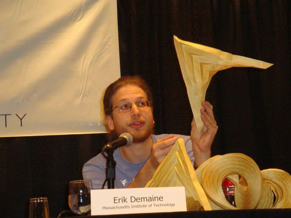 Erik Demaine se mimo jiné i díky schopnosti matematicky chápat origami stal docentem na Massachusettské technice. | Foto: Josef Tuček