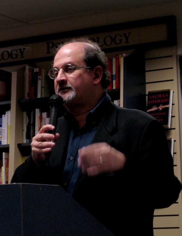 Salman Rushdie odsuzuje náboženský fanatismus. Podle něj je nebezpečný, v nepříliš vzdálené budoucnosti ale zmizí v propadlišti dějin. | Foto: Wikipedia Commons