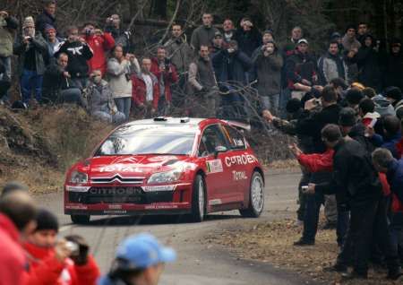 Sebastien Loeb s Citroenem C4 ve třetí etapě Rallye Monte Carlo. | Foto: Reuters