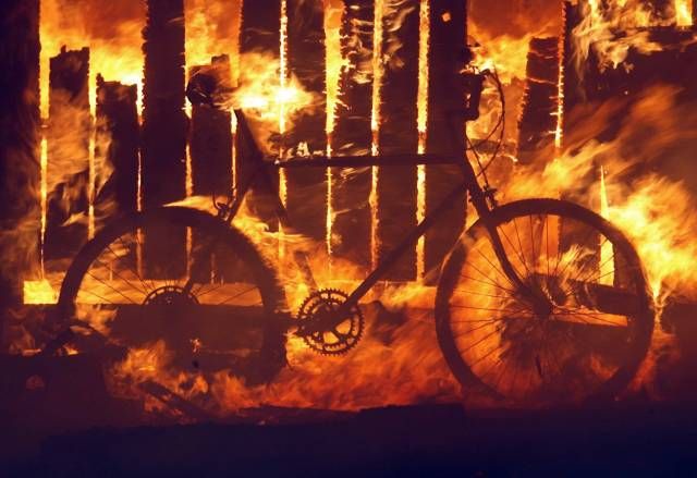 Snímek zachycuje hořící stodolu a kolo u Del Dios Highway poblíž Rancho Santa Fe v Kalifornii. | Foto: Reuters