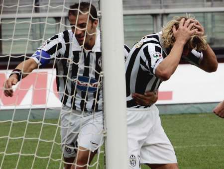 Pavel Nedvěd z Juventusu (vpravo) slaví svůj první gól v druhé italské lize. Trefil se do sítě Modeny, vlevo je jeho spoluhráč Alessandro Del Piero. | Foto: Reuters