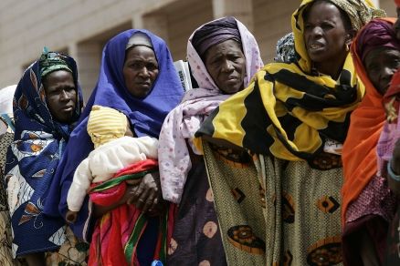 Ženy se shhromáždily v Bamaku před budovou, kde probíhá WSF | Foto: Reuters/ Juan Medina